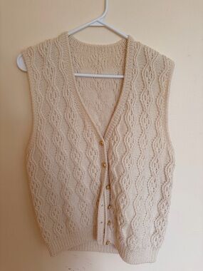 Classic Cable Knit Sleeveless Sweater Vest - Cream with chic gold hardware